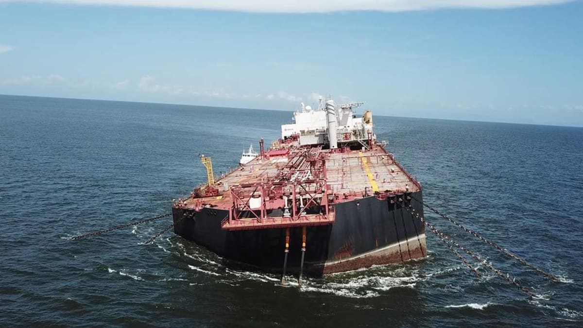Venezuelský ropný tanker kotví v zálivu již od loňského ledna. Zdroj: Fishermen and Friends of the Sea