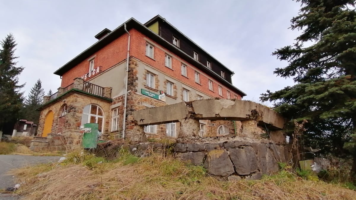 Česko-slovenská osada Bílý Kříž, opuštěný hotel Baron ve slovenské části obce