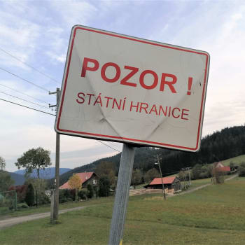 Hraniční osada Vjadačka, státní hranici tvoří asfaltová cesta mezi domy