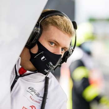 Pilot Mick Schumacher je jeden z adeptů na uvolněná místa v týmu Haas