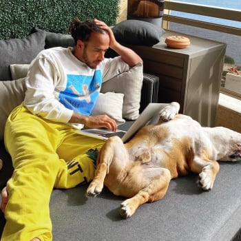 Lewis Hamilton se svým psem