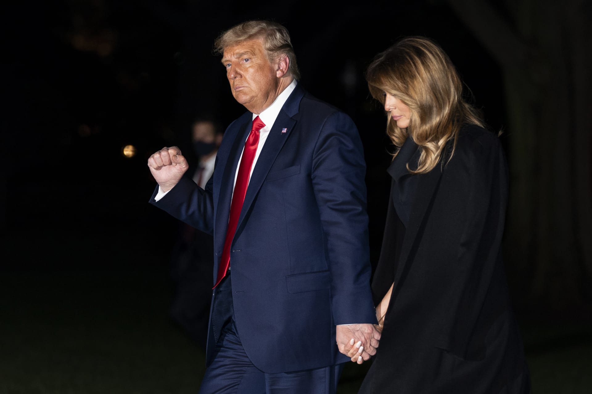 Při svém návratu do Bílého domu se pár opět držel za ruce.