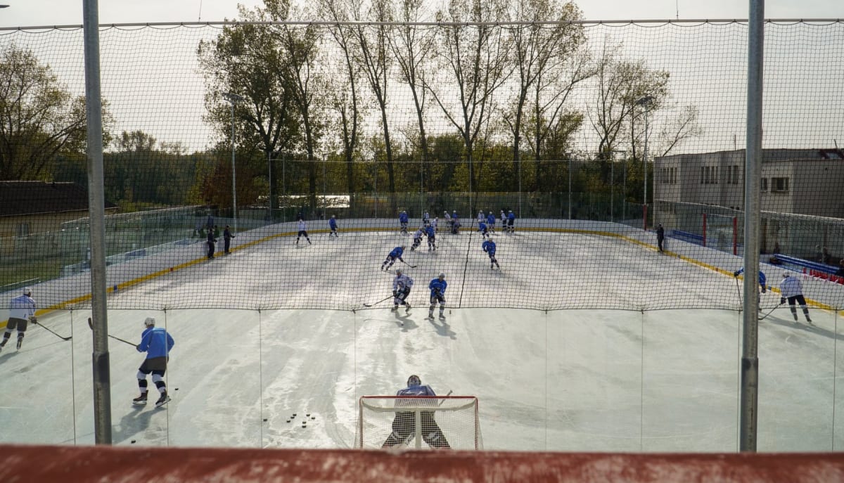 Hokejisté Plzně tento týden trénují na ledě v Dobříši pod širým nebem. Jejich návrat do zápasů je nyní stejně jako u jiných týmů ohrožen.