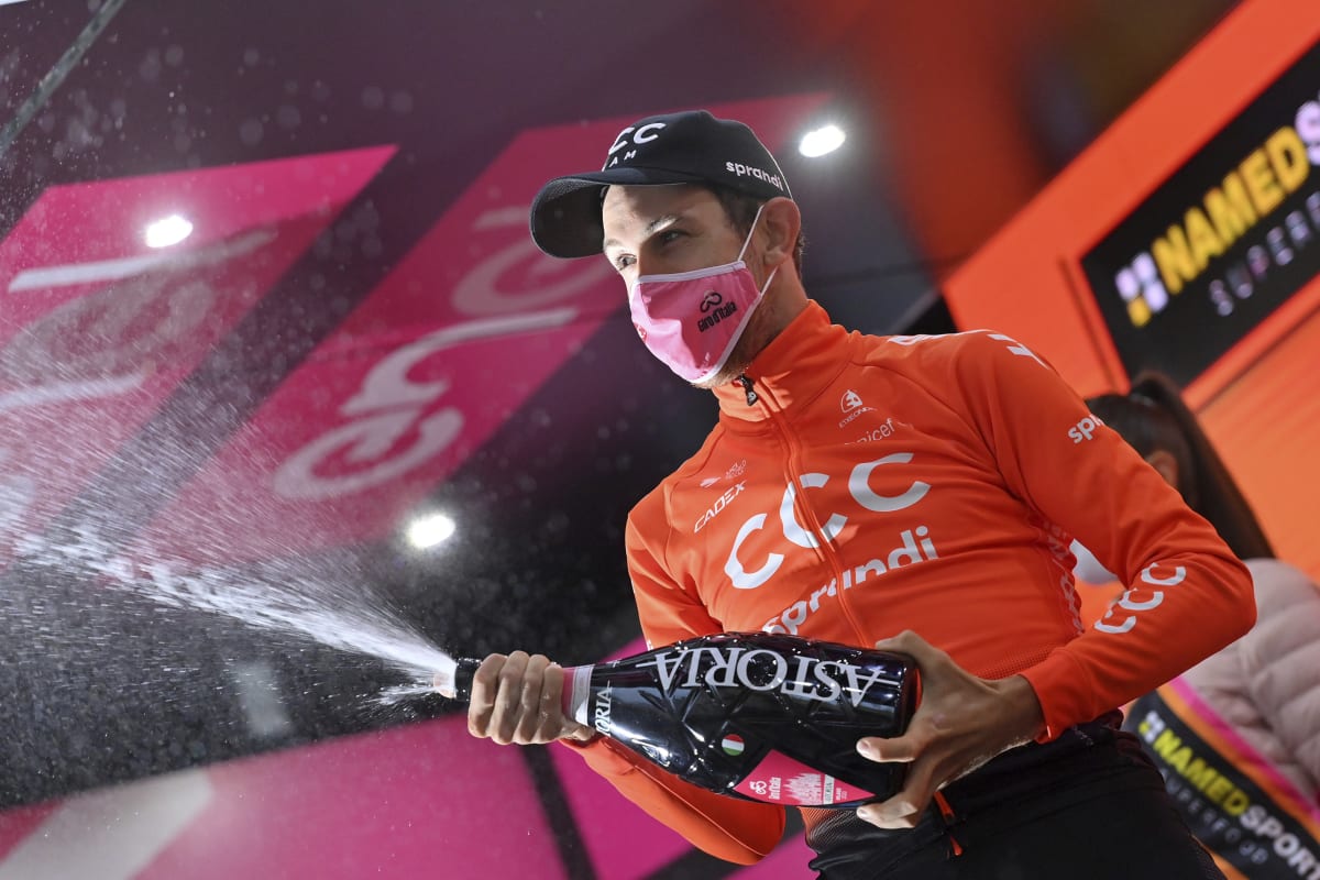 Josef Černý slaví vítězství v 19. etapě Gira d'Italia. 