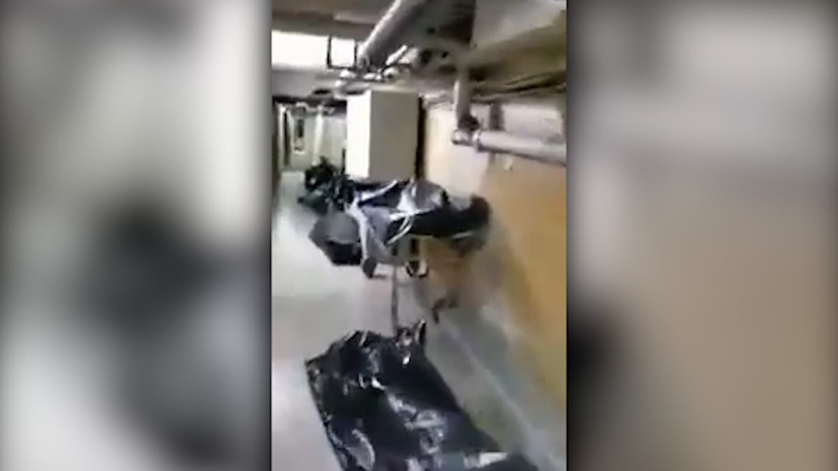 Pytle s mrtvými ve sklepení sibiřské nemocnice