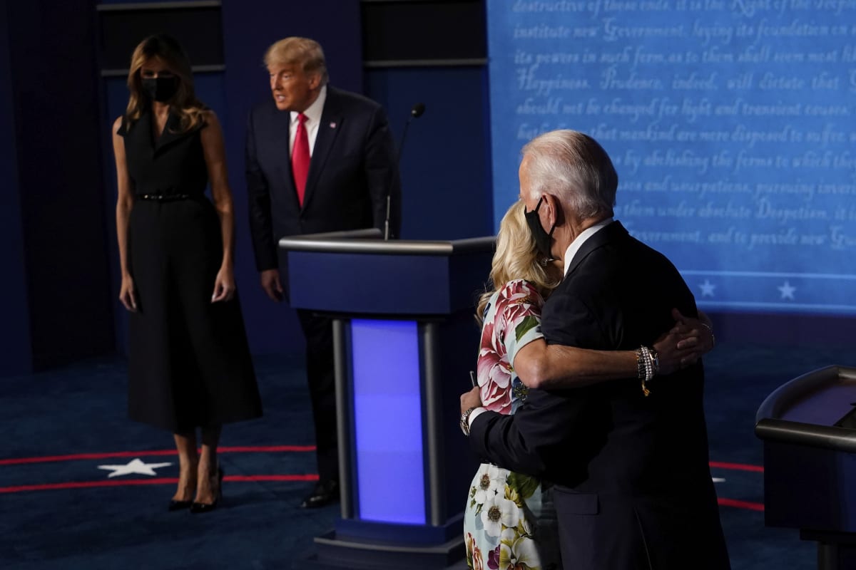 Joe a Jill Bidenovi po předvolební debatě. V pozadí stojí současný prezident USA Donald Trump a Melania. 