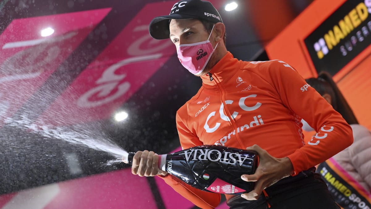 Josef Černý slaví vítězství v 19. etapě Gira d'Italia. 