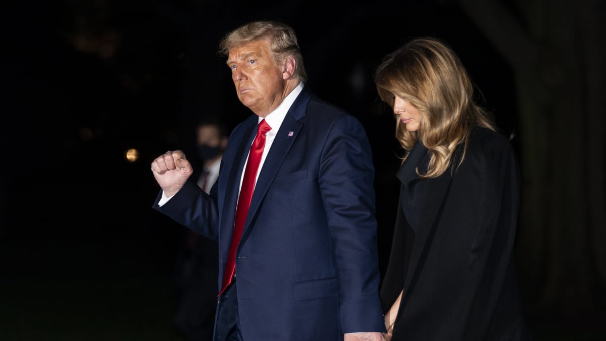 Při svém návratu do Bílého domu se pár opět držel za ruce.
