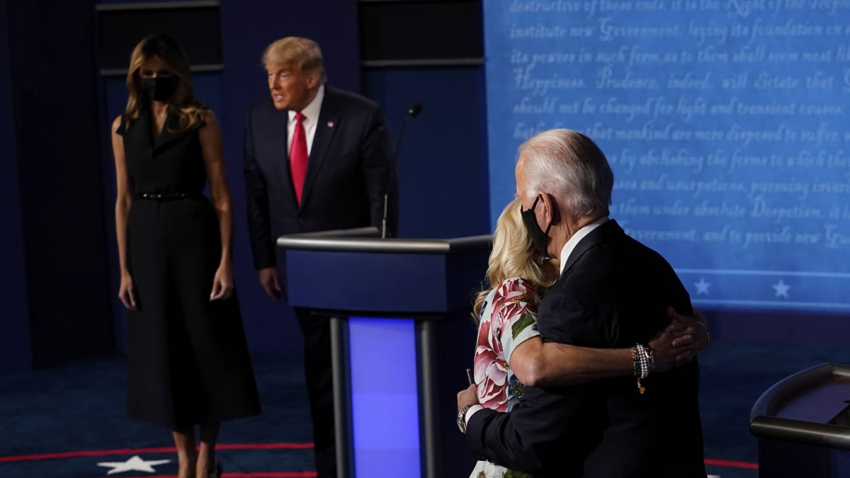 Při příchodu manželek na pódium Melania Trumpová pouze stála vedle svého muže. Naopak manželka Joea Bidena ho vřele objala.