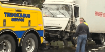 Bilance nehody v Praze: Tři zdemolovaná auta a proražený betonový plot u domu