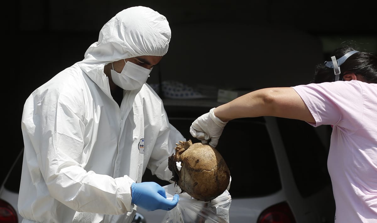Paraguayští soudní lékaři zajišťují tělní ostatky, které byly nalezeny v lodním kontejneru ze Srbska. 