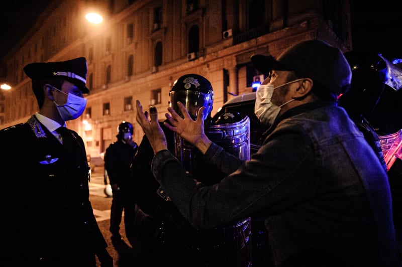 V italské Neapoli se protestovalo proti přísným opatřením proti koronaviru. Došlo na střety s policií.