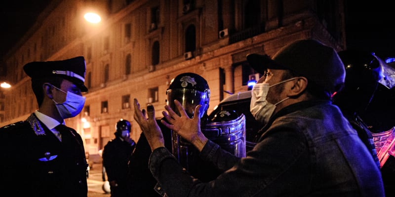 V italské Neapoli se protestovalo proti přísným opatřením proti koronaviru. Došlo na střety s policií.