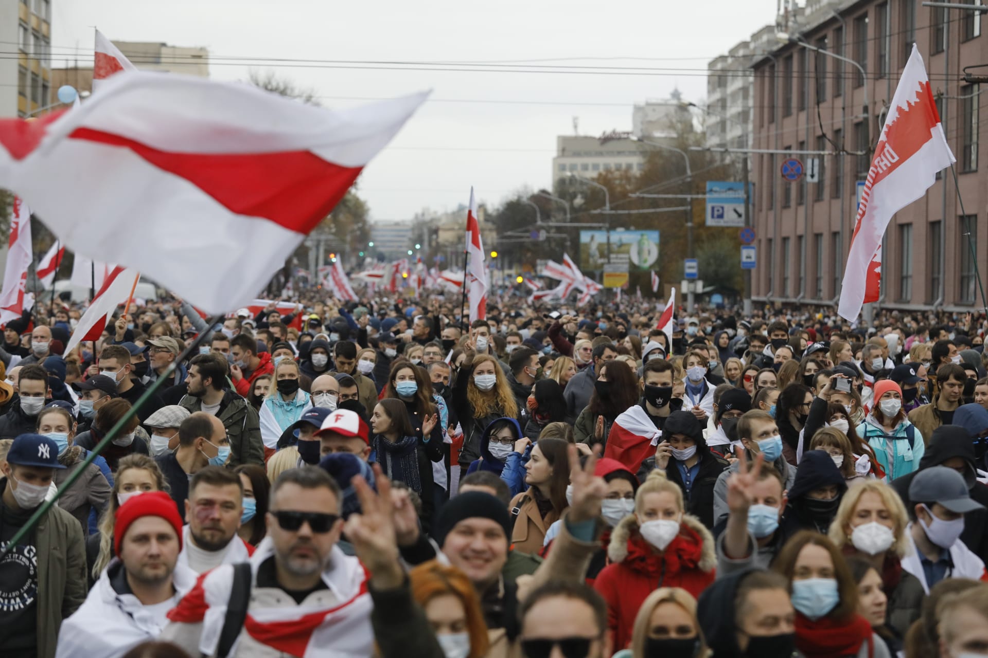 Více než 100 000 lidí v neděli v Minsku požadovalo odstoupení prezidenta Alexandra Lukašenka. 