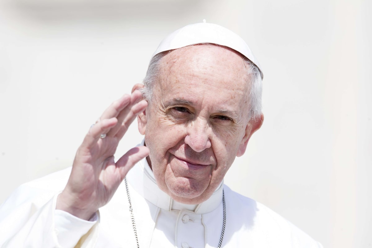 Papež František na Instagramu olajkoval příspěvek modelky Natalie Garibottové, která je na fotografii zachycena v erotickém prádle. 