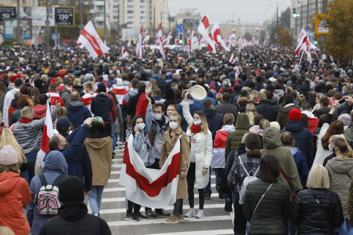 Davy lidí v neděli pochodovaly Minskem s historickými červenobílými vlajkami a skandovaly „Demisi“ či „Stávka“.