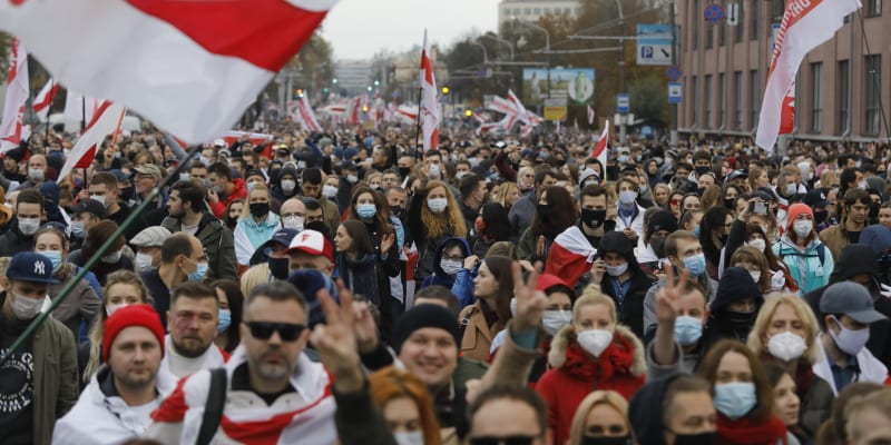 Více než 100 000 lidí v neděli v Minsku požadovalo odstoupení prezidenta Alexandra Lukašenka. 