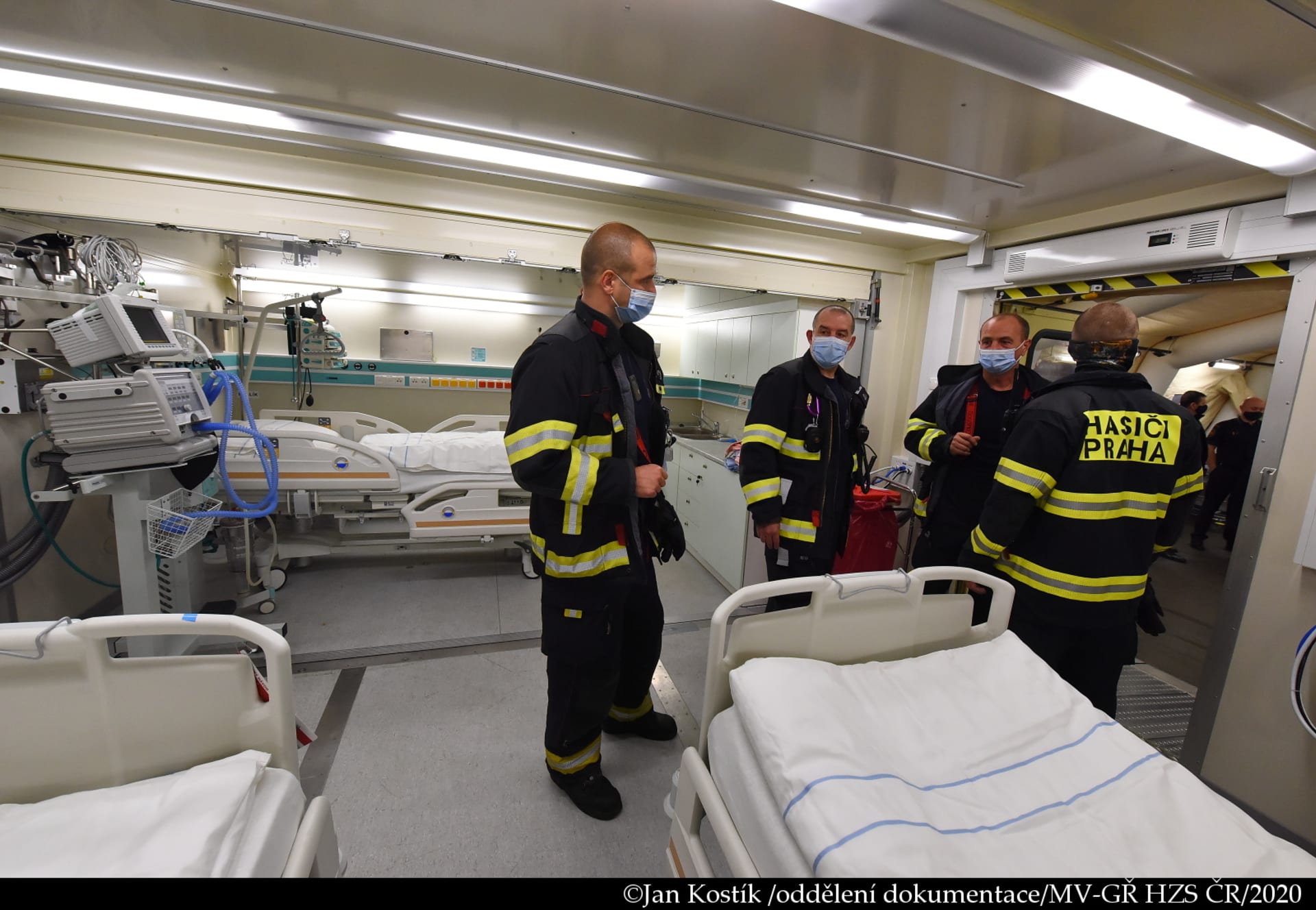 Pražští hasiči pomáhají v polní nemocnici v Letňanech. 