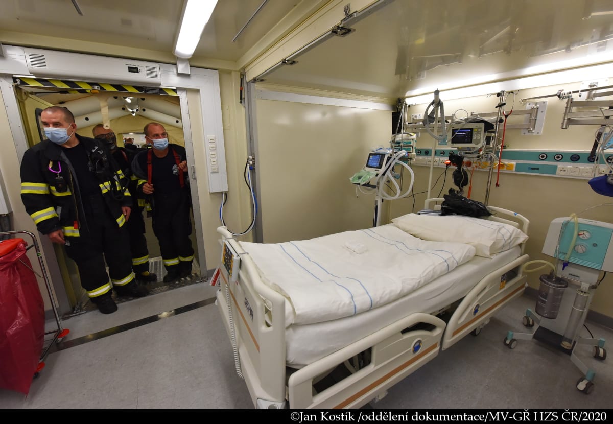 Pražští hasiči pomáhají v polní nemocnici v Letňanech. 