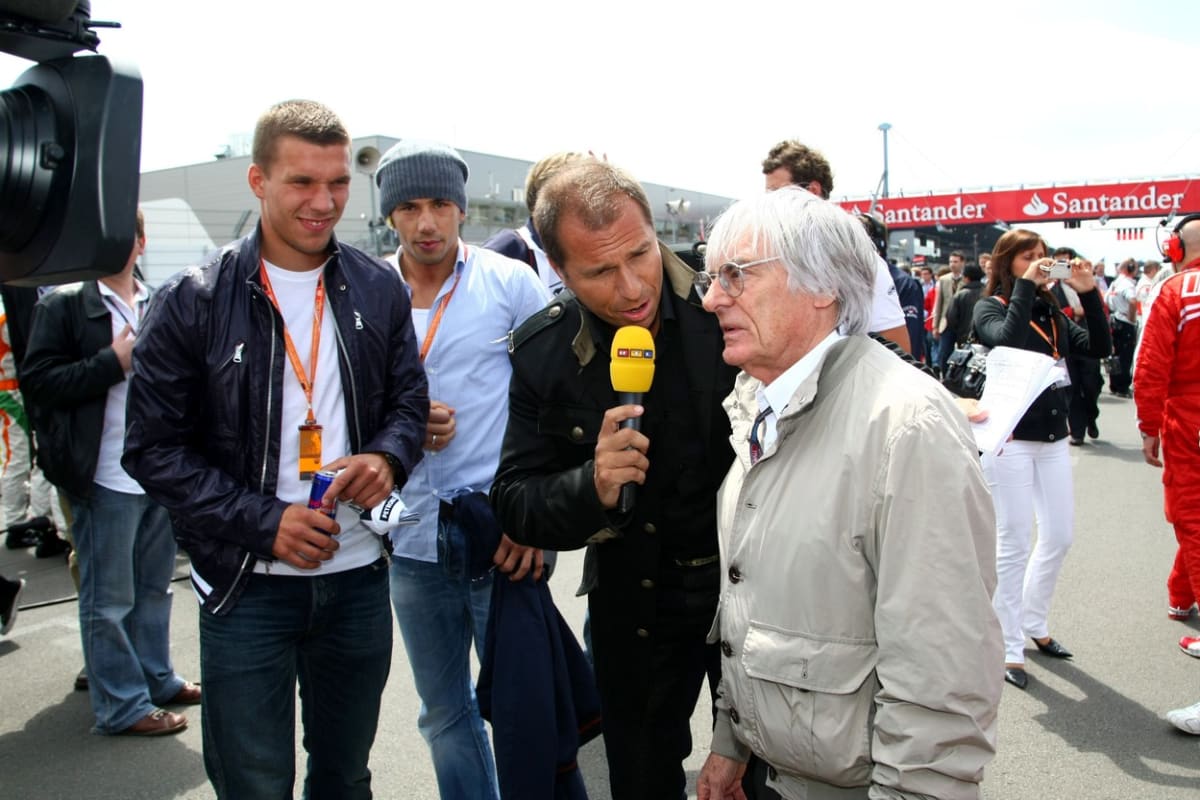 Kai Ebel (uprostřed) zpovídá bývalého šéfa formule Bernieho Ecclestona. Vlevo přihlíží fotbalový mistr světa Lukas Podolski.