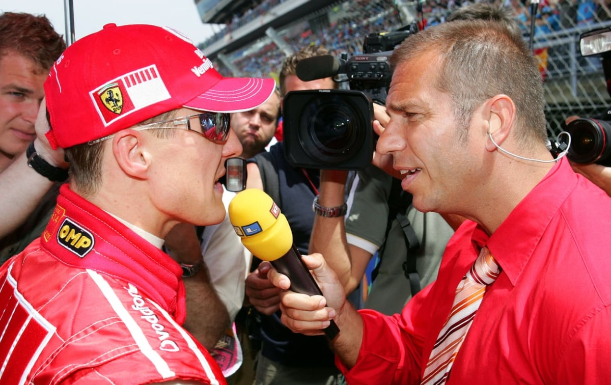 Kai Ebel při rozhovoru s Michaelem Schumacherem, když působil v italské stáji Ferrari.