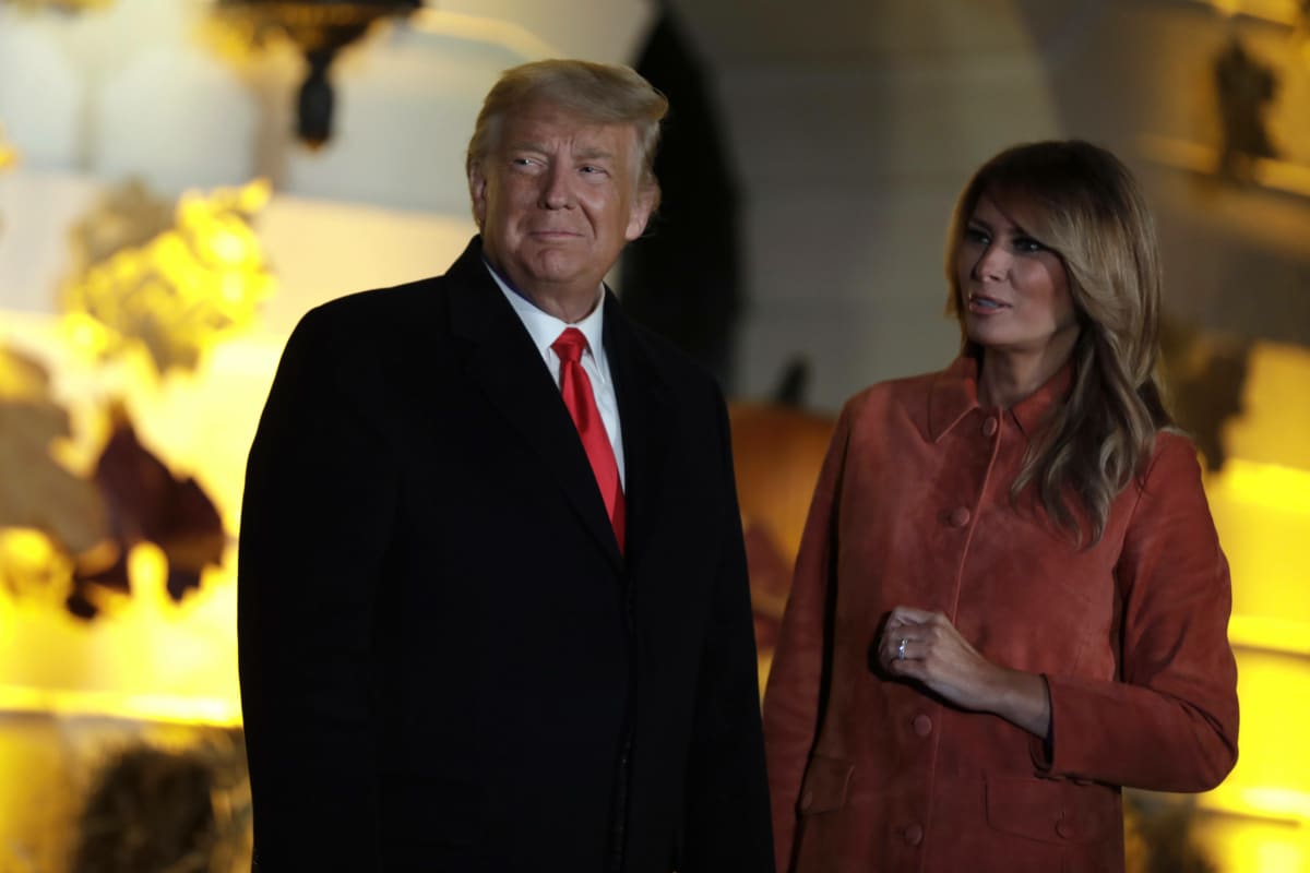 Donald a Melanie Trumpovi v areálu Bílého domu.