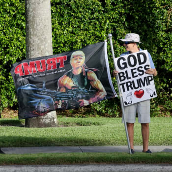 Podporovatelé Donalda Trumpa u příjezdu k jednomu z míst, kde lze na Floridě předčasně volit
