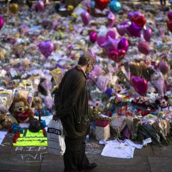 Pietní místo pro oběti teroristického útoku v Manchesteru