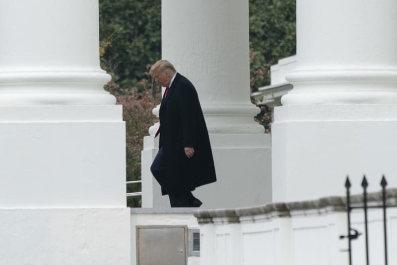 Donald Trump vychází z Bílého domu.