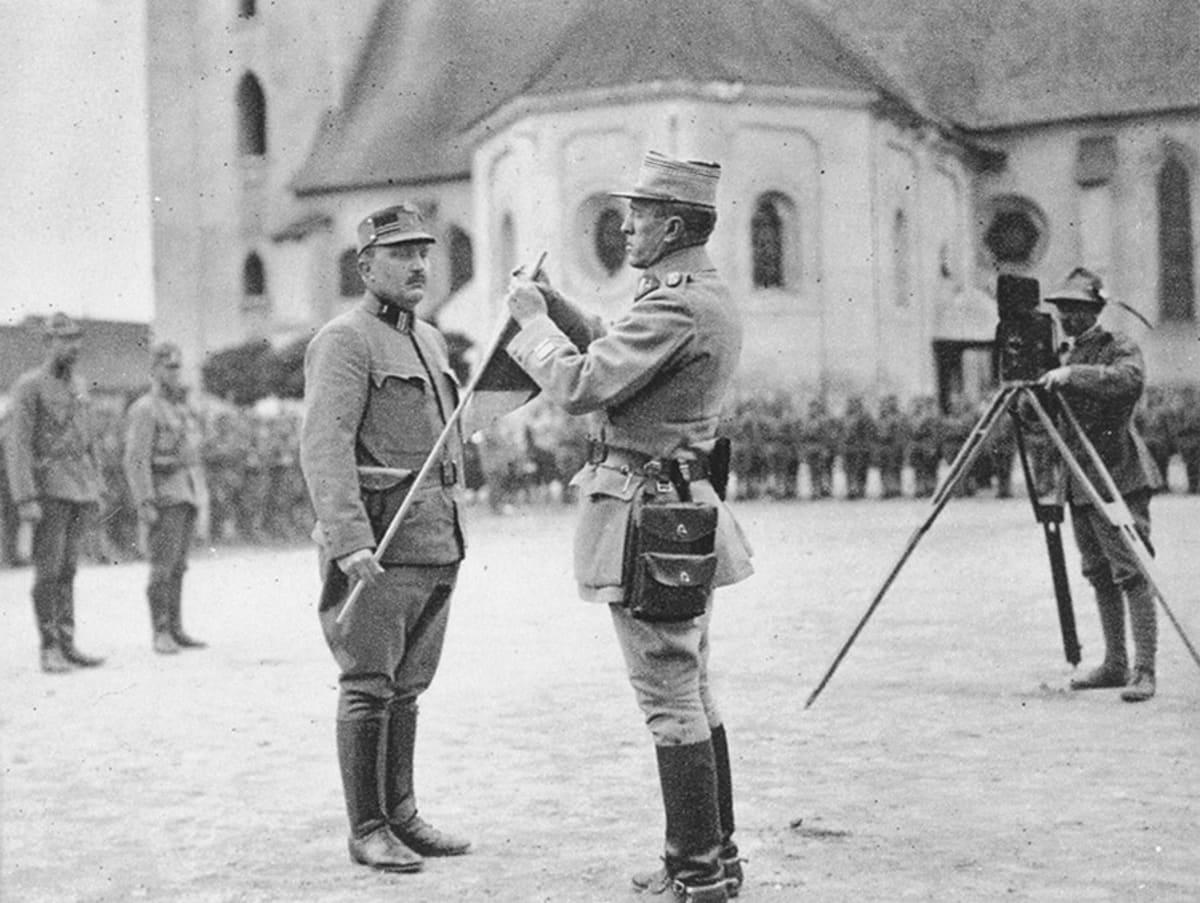 Plukovník Šnejdárek dekoruje české bojovníky na Slovensku, 1919.