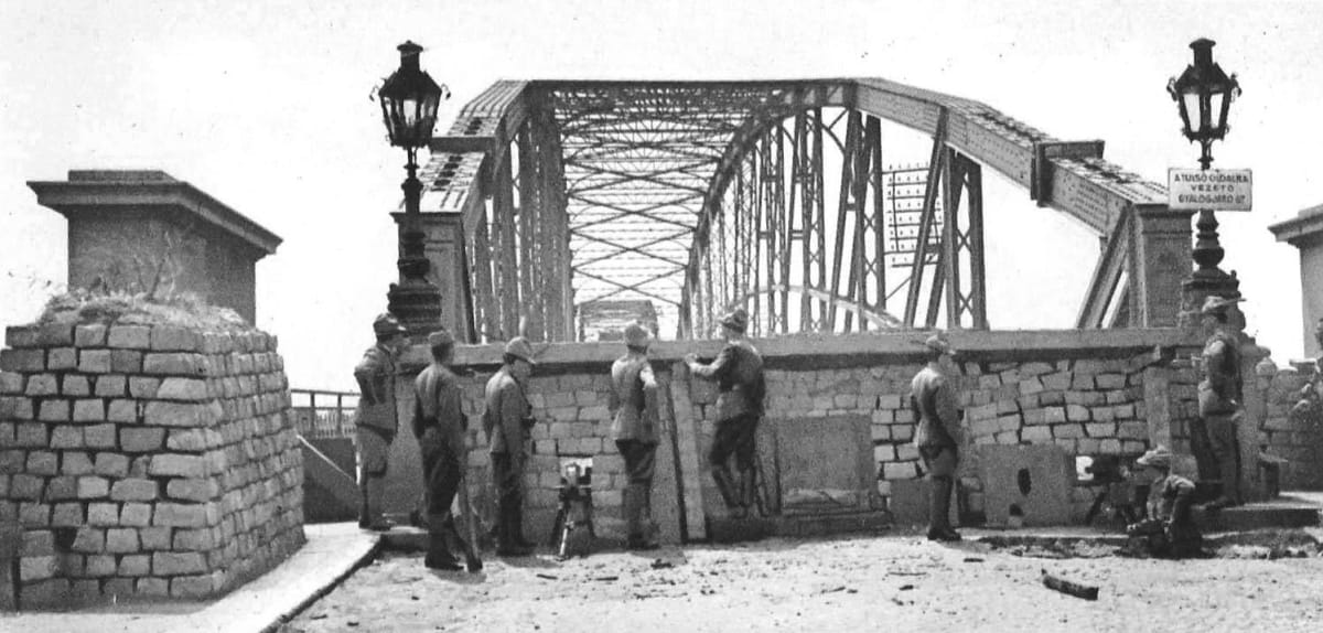 Československá stráž na mostě v Komárně