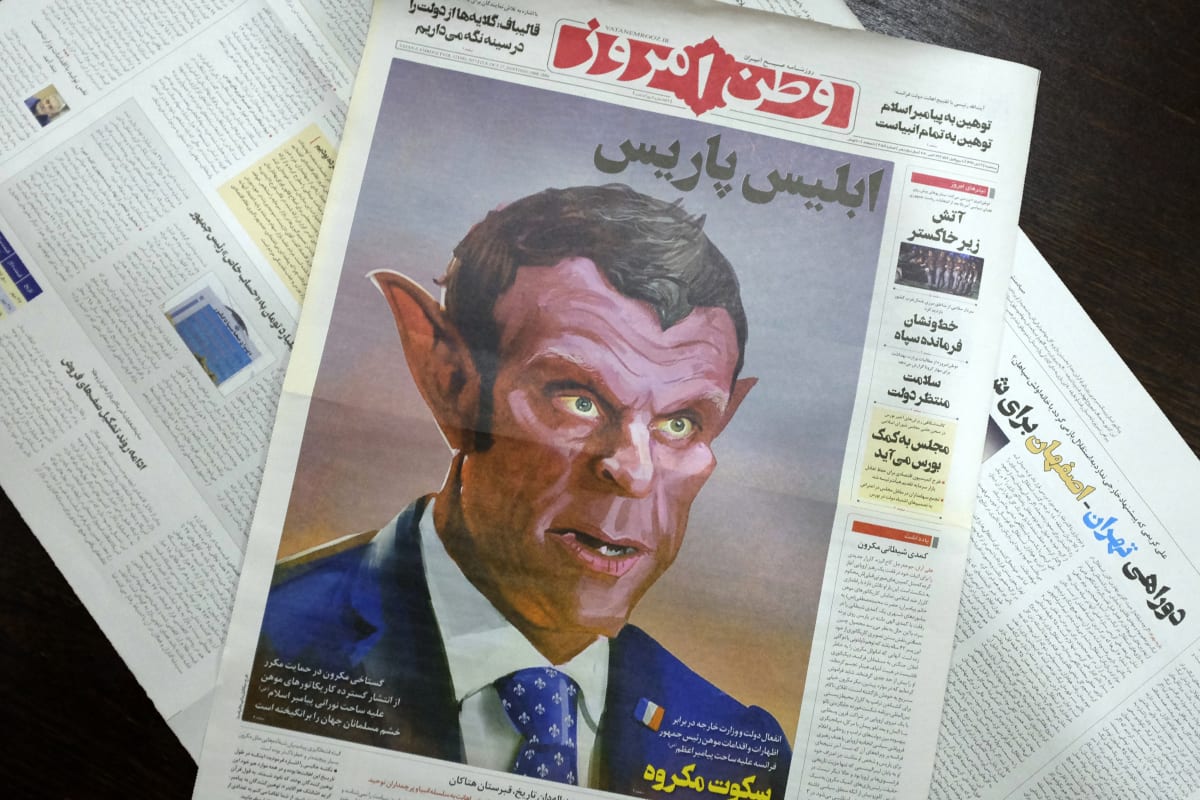 Íránský deník Vatan-e Emrooz vyobrazil francouzského prezidenta jako ďábla.