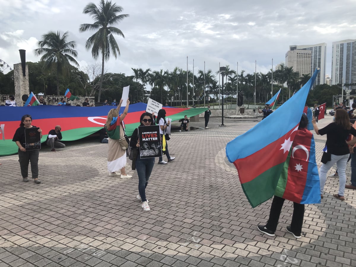 Ázerbájdžánská demonstrantka Esmira