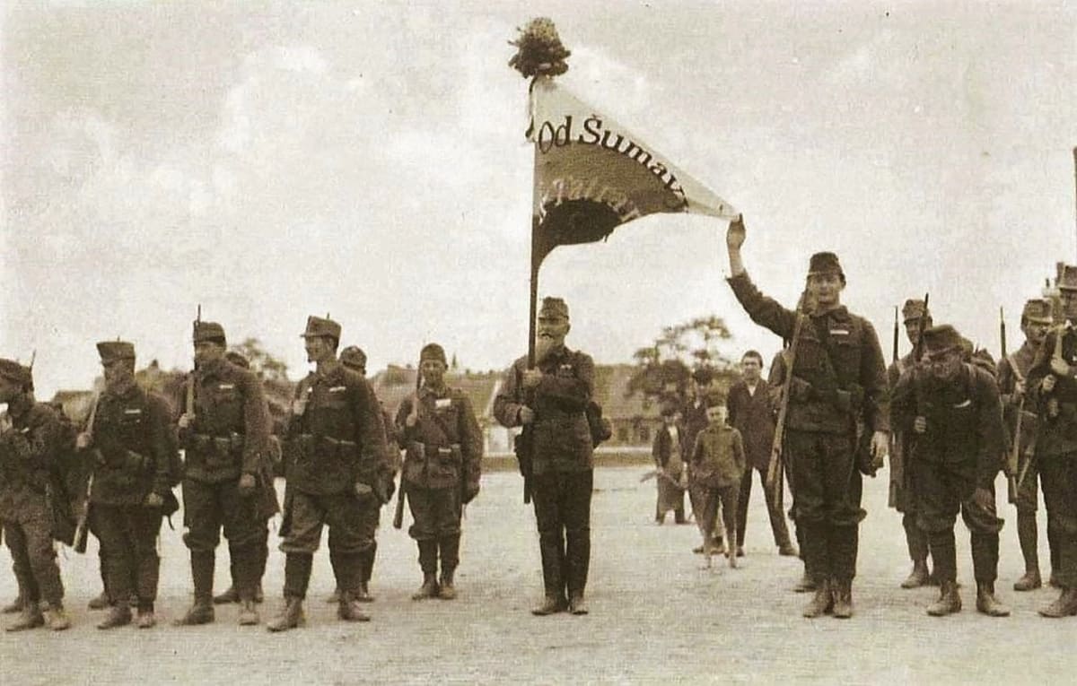 Zástava českého vojska v Bratislavě s nápisem Od Šumavy k Tatrám