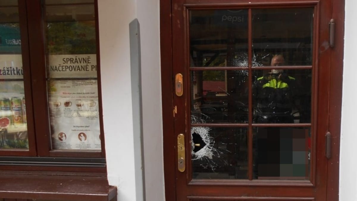 Poškozené dveře do restaurace