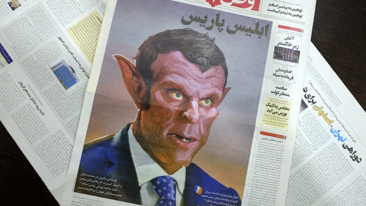 Íránský deník Vatan-e Emrooz vyobrazil francouzského prezidenta jako ďábla.
