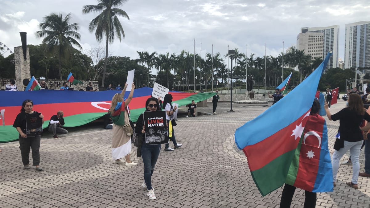 Ázerbájdžánská demonstrantka Esmira