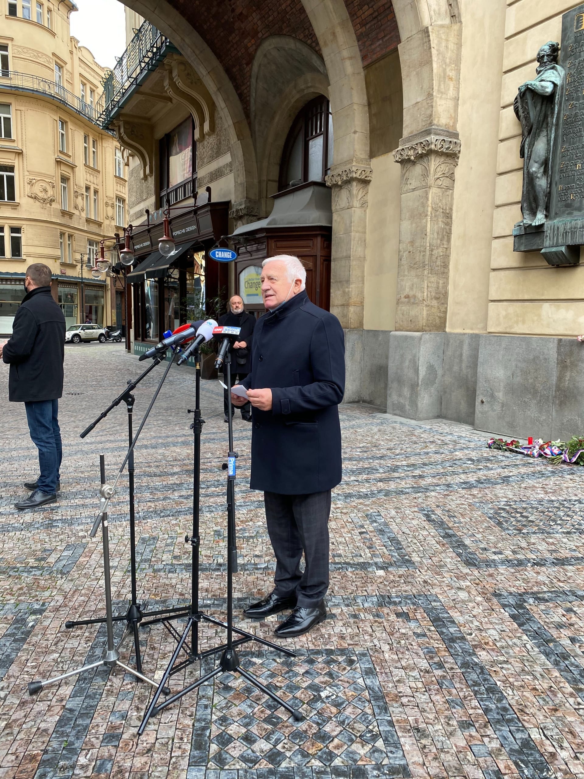 Václav Klaus vystoupil loni 28. října před Obecním domem v Praze bez roušky. 