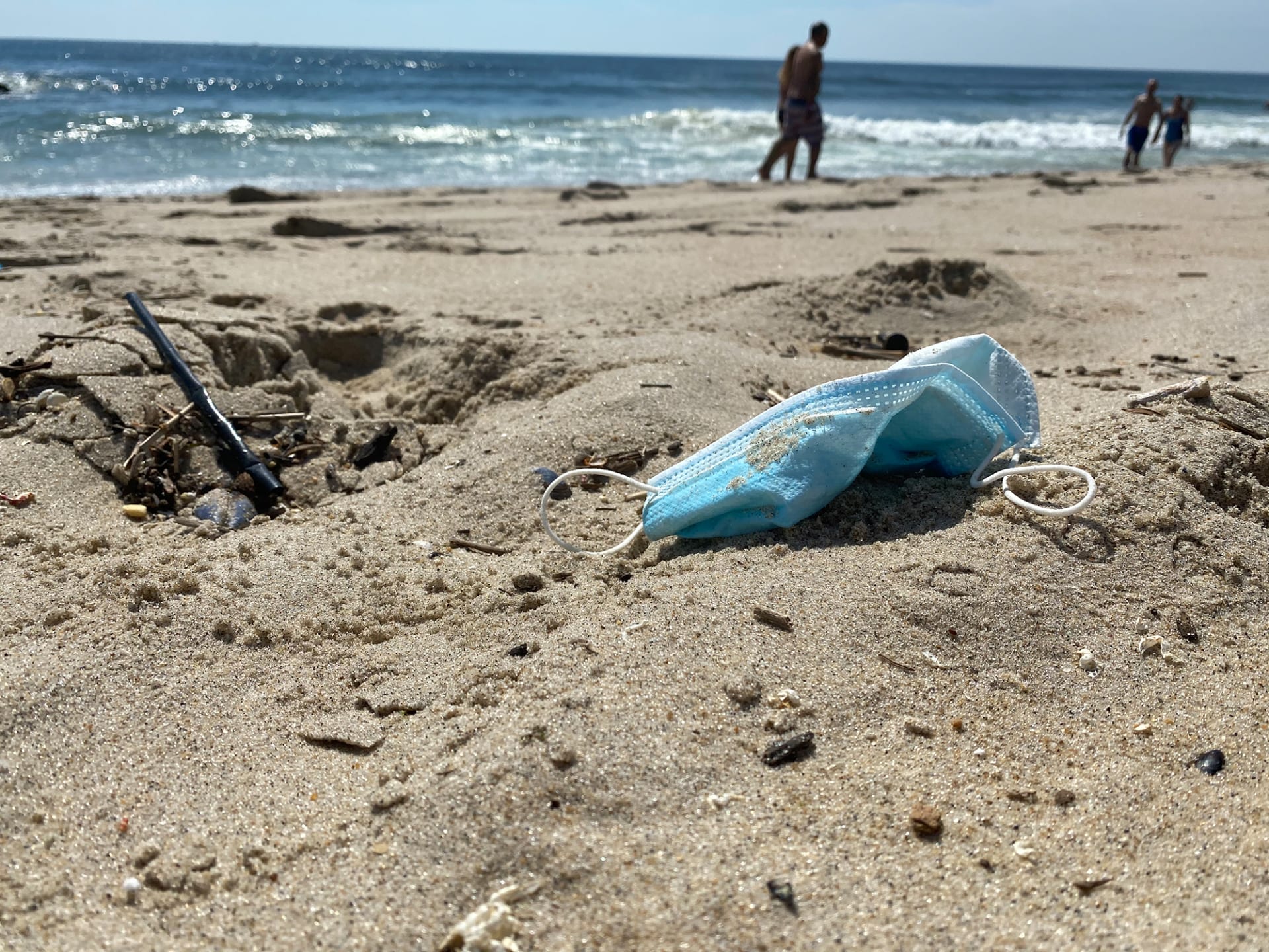 Roušky na pláži (zdroj: CNN, Ocean Conservancy)