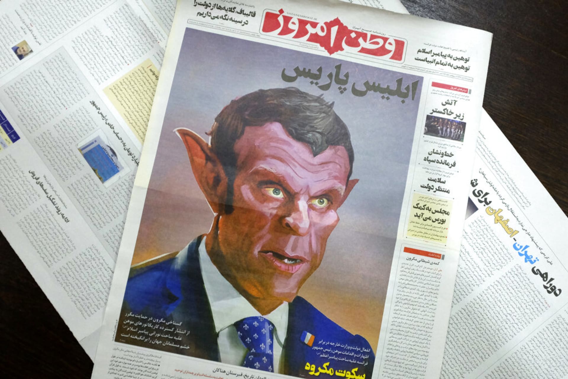Karikatura Emmanuela Macrona v íránských novinách