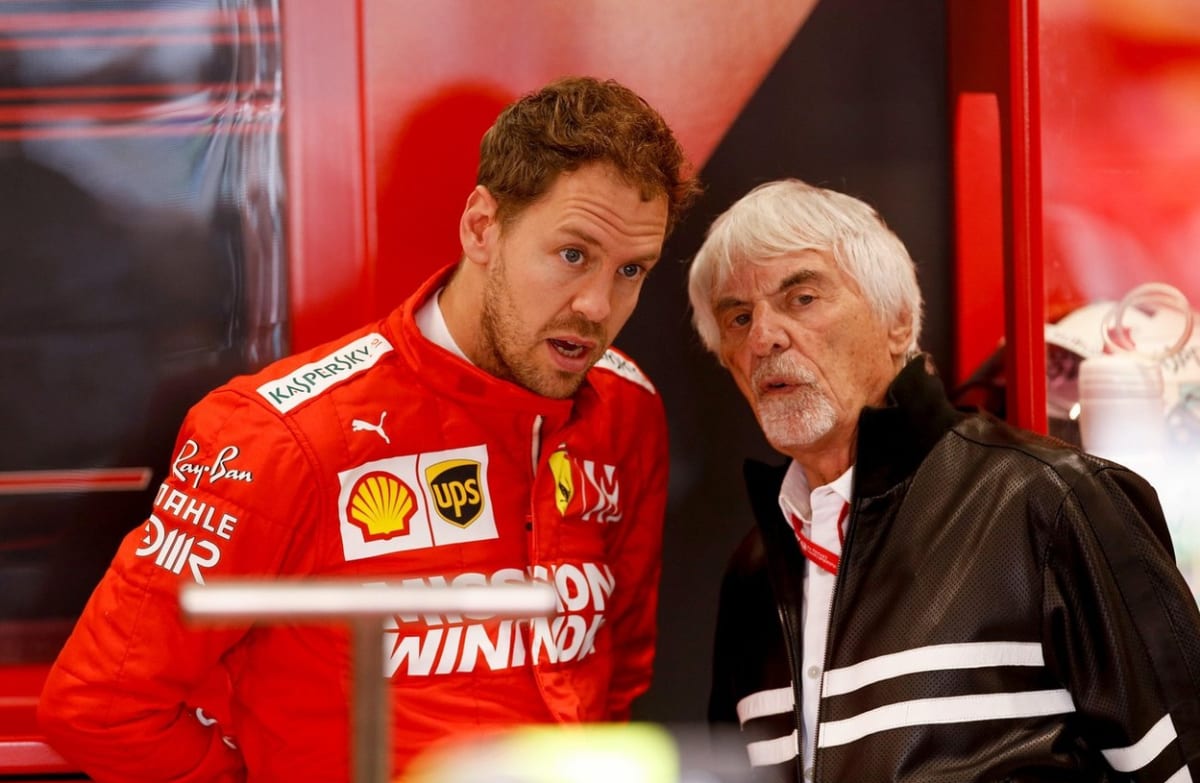 Bernie Ecclestone v diskuzi s německým pilotem Sebastianem Vettelem před loňskou Grand Prix v Brazílii