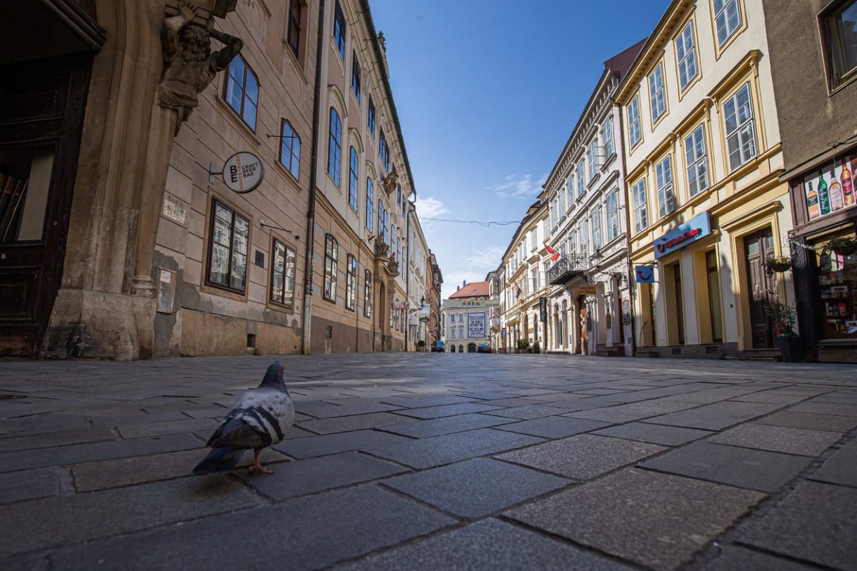 Liduprázdné ulice v Bratislavě