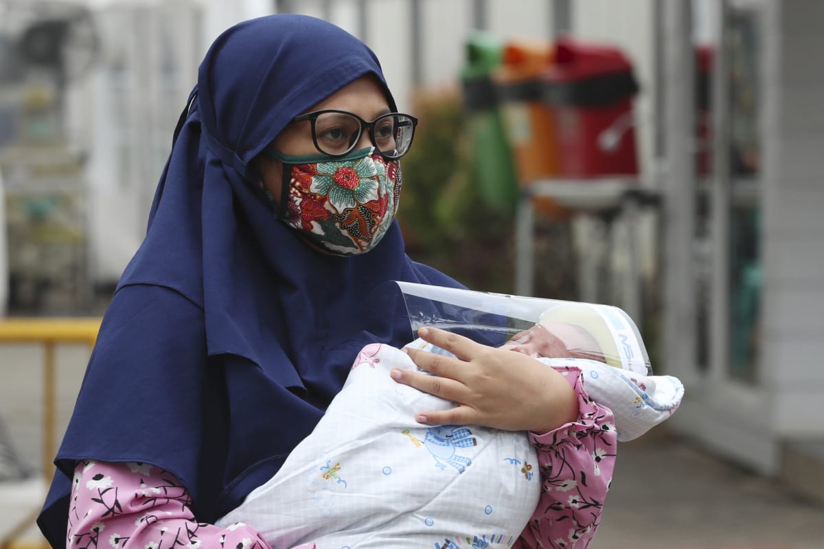 Indonéská matka s novorozencem (ilustrační snímek)