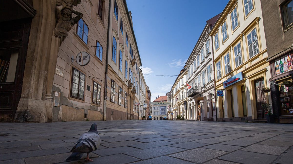 Liduprázdné ulice v Bratislavě