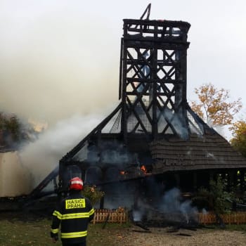 Došlo ke zřícení menší dřevěné věžičky, popsali hasiči. (foto: Twitter Hasiči Praha)