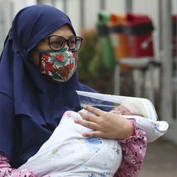 Indonéská matka s novorozencem