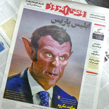 Karikatura Emmanuela Macrona v íránských novinách
