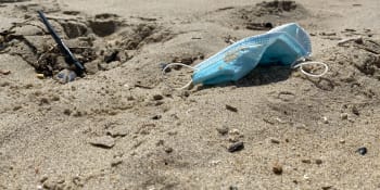 Pandemický odpad: Oceány po celém světě vyplavují na pláže tisíce roušek a rukavic