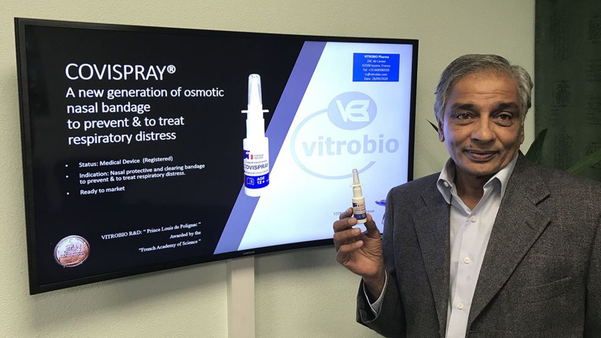 Spoluzakladatel firmy Vitrobio Ravi Shrivastava s léčivem Covispray. 