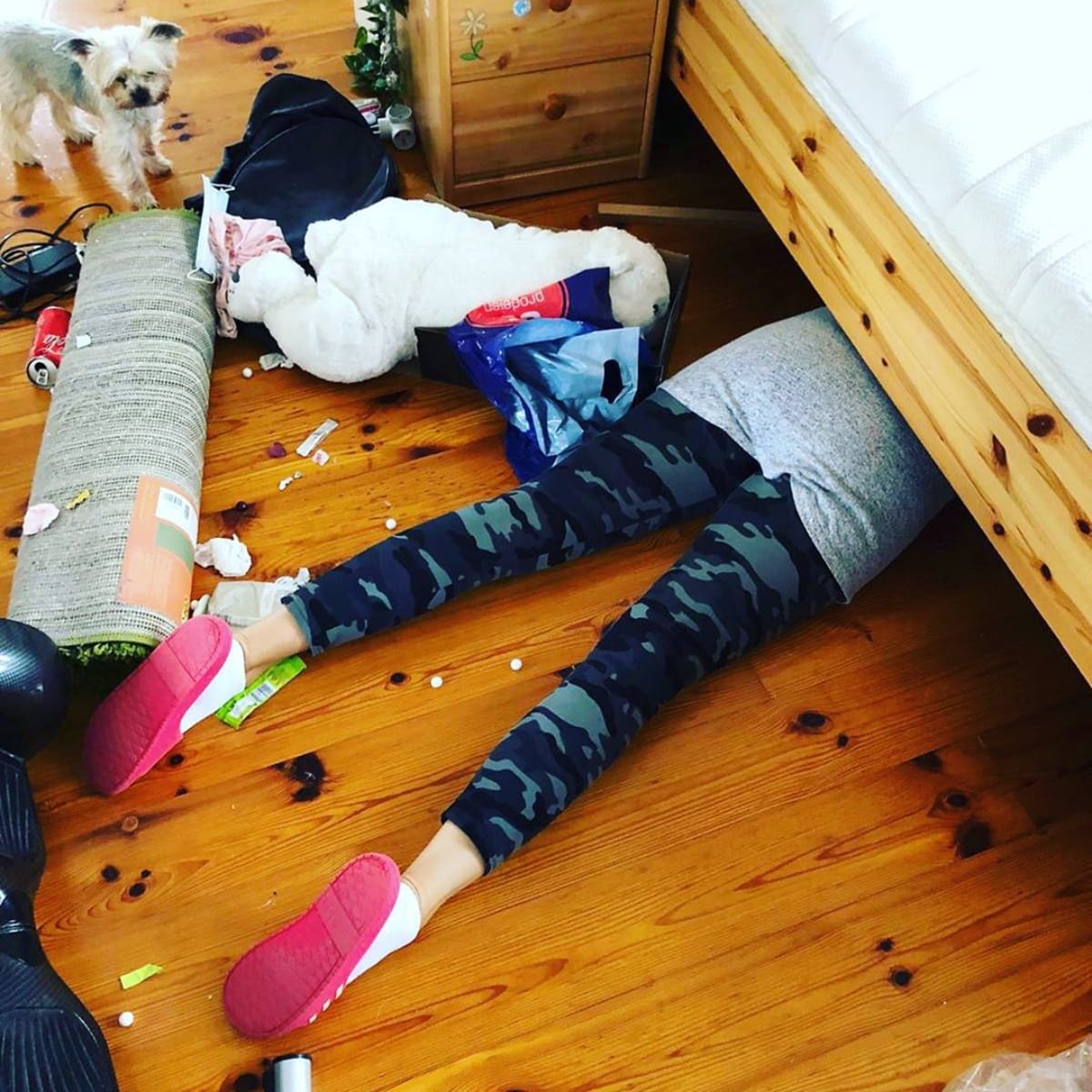 Moderátorka vyklízela nepořadek pod postelí v dětském pokoji. 